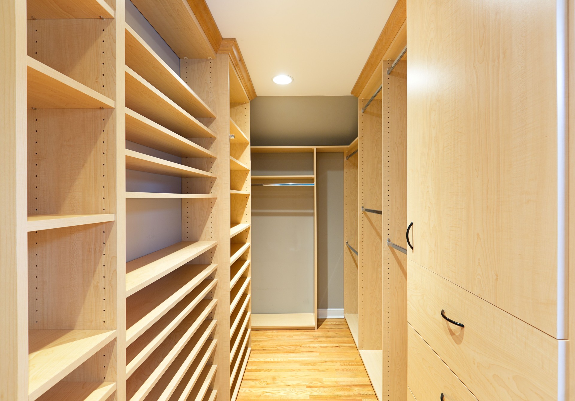 Residential Home Walk-in Bedroom Closet Design